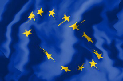 Eine blau-gelbe Europaflagge mit Wellenmuster