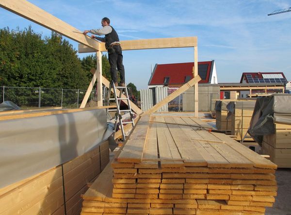 Baustelle beim Bau eines Holzhauses