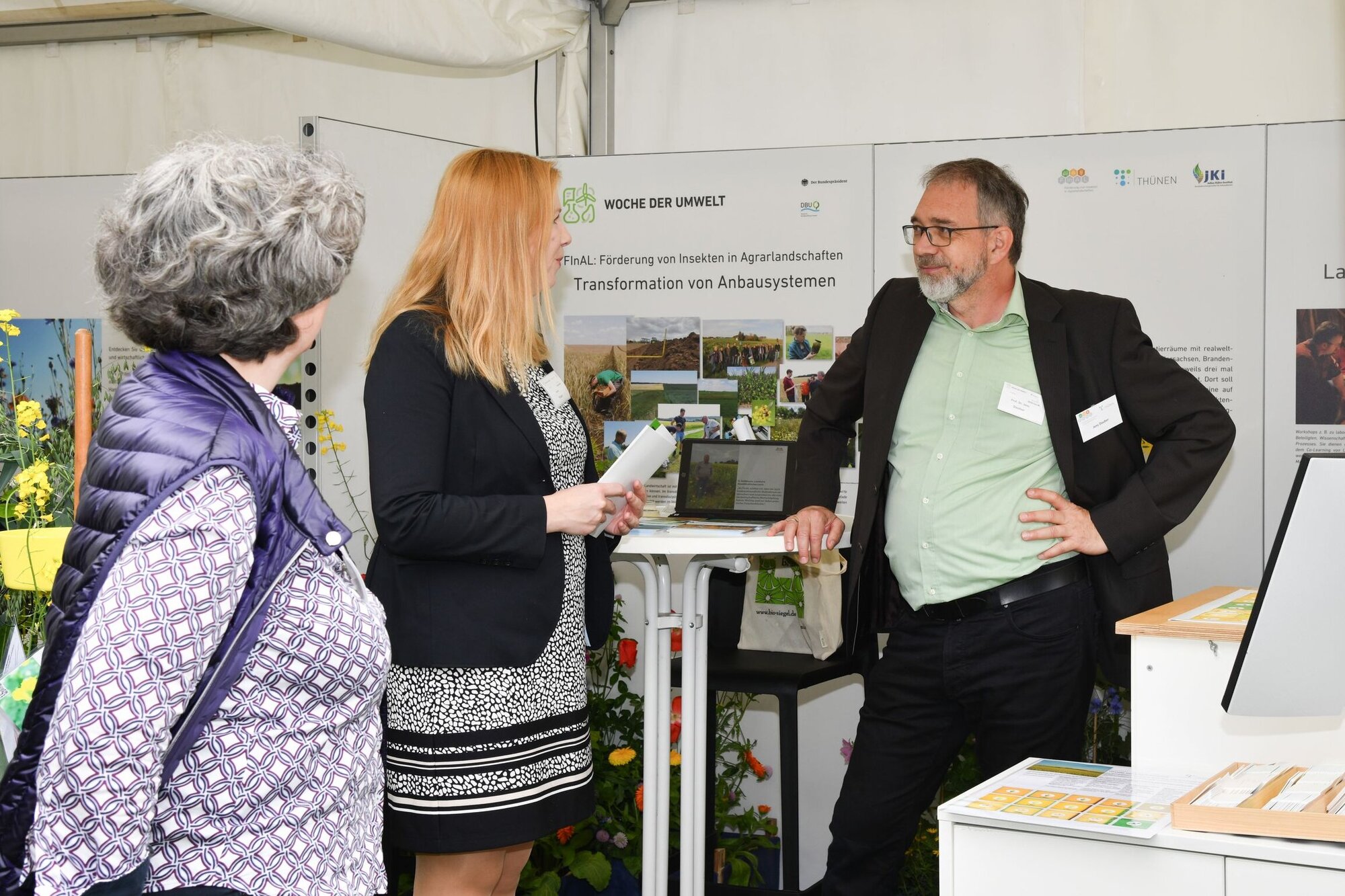 Gespräche am Stand von einem Projekt zur Förderung von Insekten