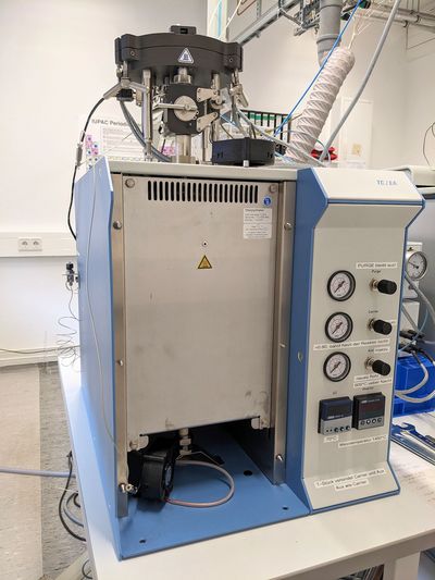Isotopenverhältnis-Massenspektrometer (Thermo Fisher Scientific Delta V Advantage) mit Pyrolyse-Einheit (TC/EA), Conflo IV und Eurovector Cu 08 Autosampler.