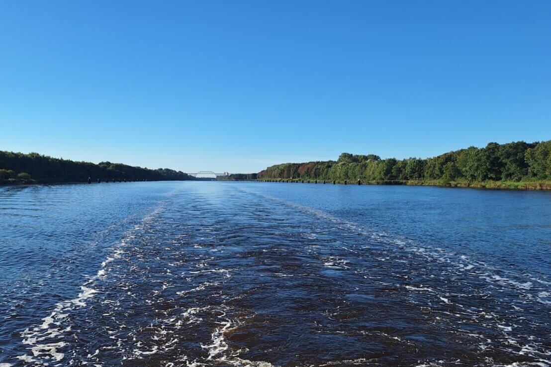 Blick vom Heck des Schiffes auf den Nordostseekanal.