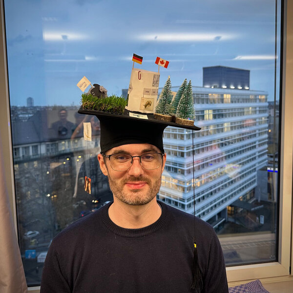 David Emde mit Doktorhut