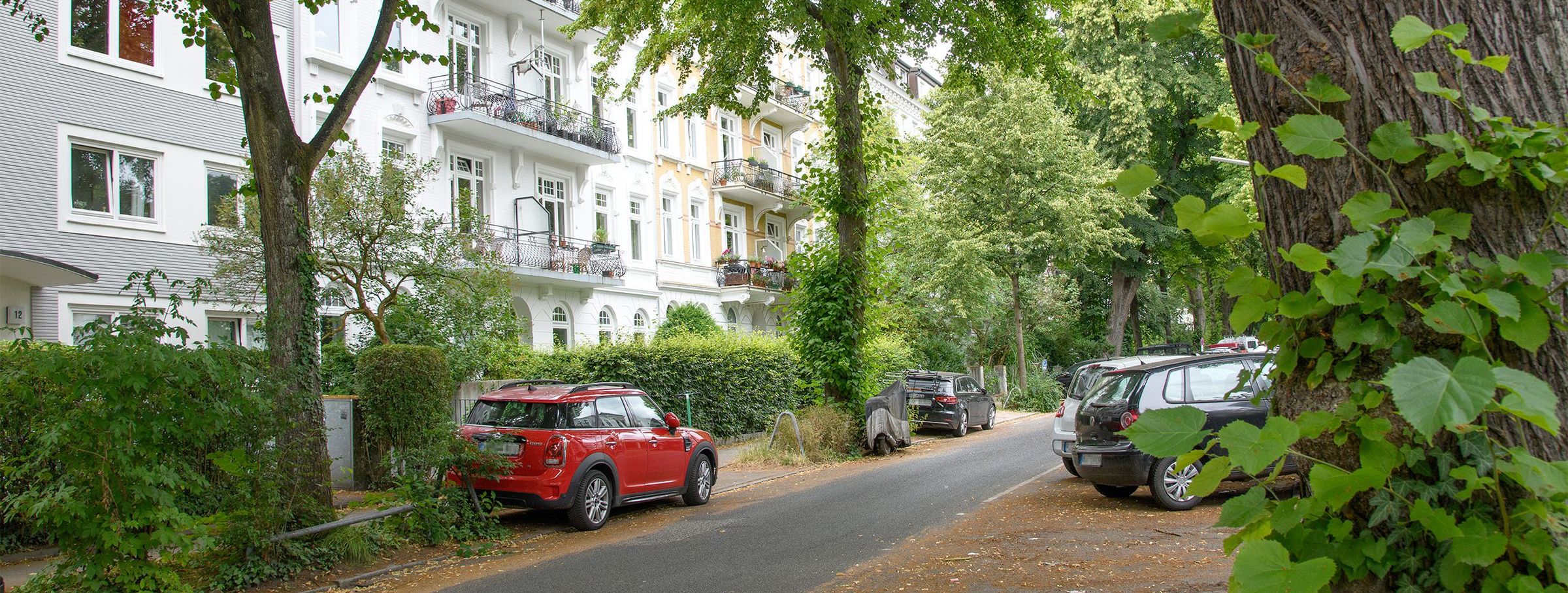Straße mit parkenden Autos im städtischen Wohngebiet
