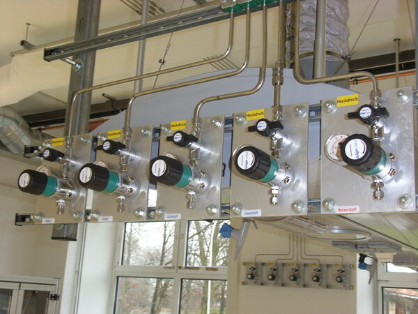 Click to zoom image Lab C4 – high pressure gas supply