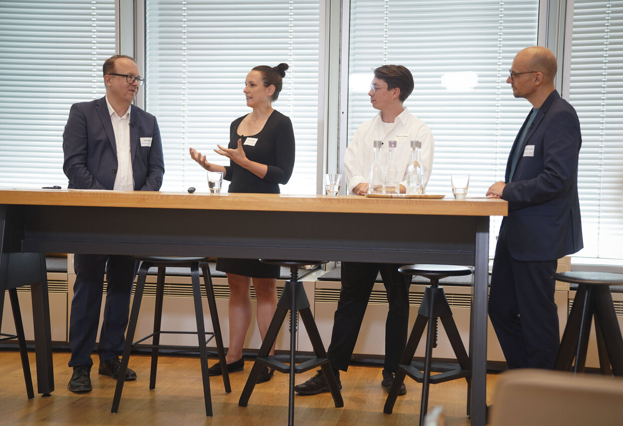 Under the expert moderation of Jens Nagel (RKW, left), Julia Dubowy (co-founder of PFLANZENTHEKE GmbH) Daniel Breitinger (Get Started by Bitkom) and Christian Hundt (Thünen Institute, right) discussed the strengths and weaknesses of Germany as a start-up location.