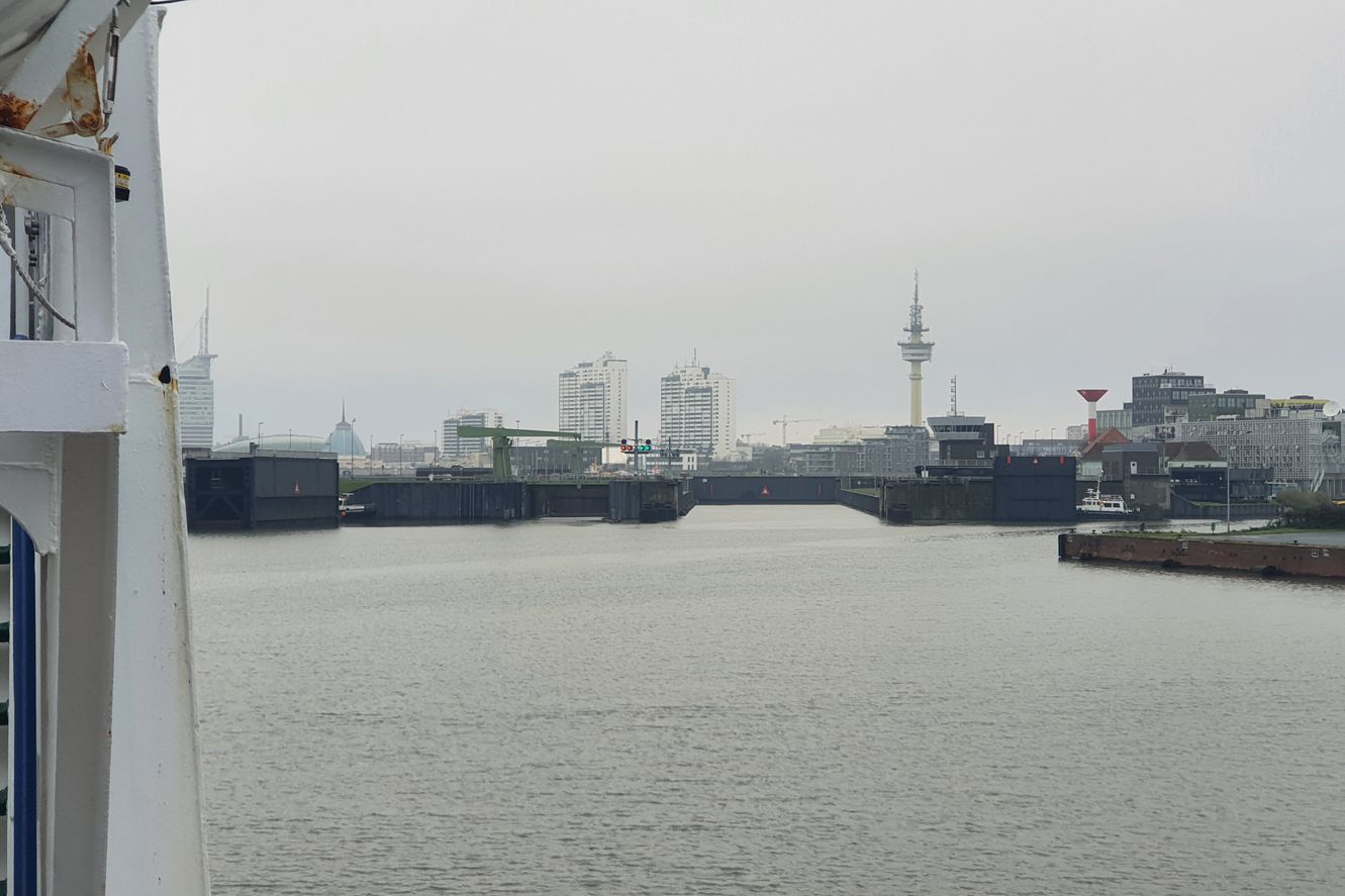 Blick vom Schiff auf die Schleuse in Bremerhaven