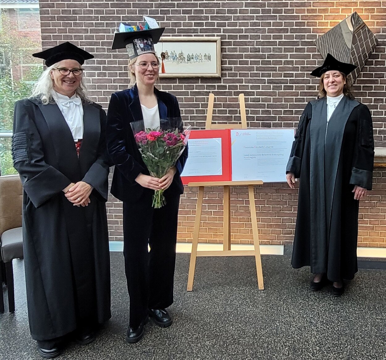 Die in der Bildunterschrift genannten Personen in festlicher Kleidung