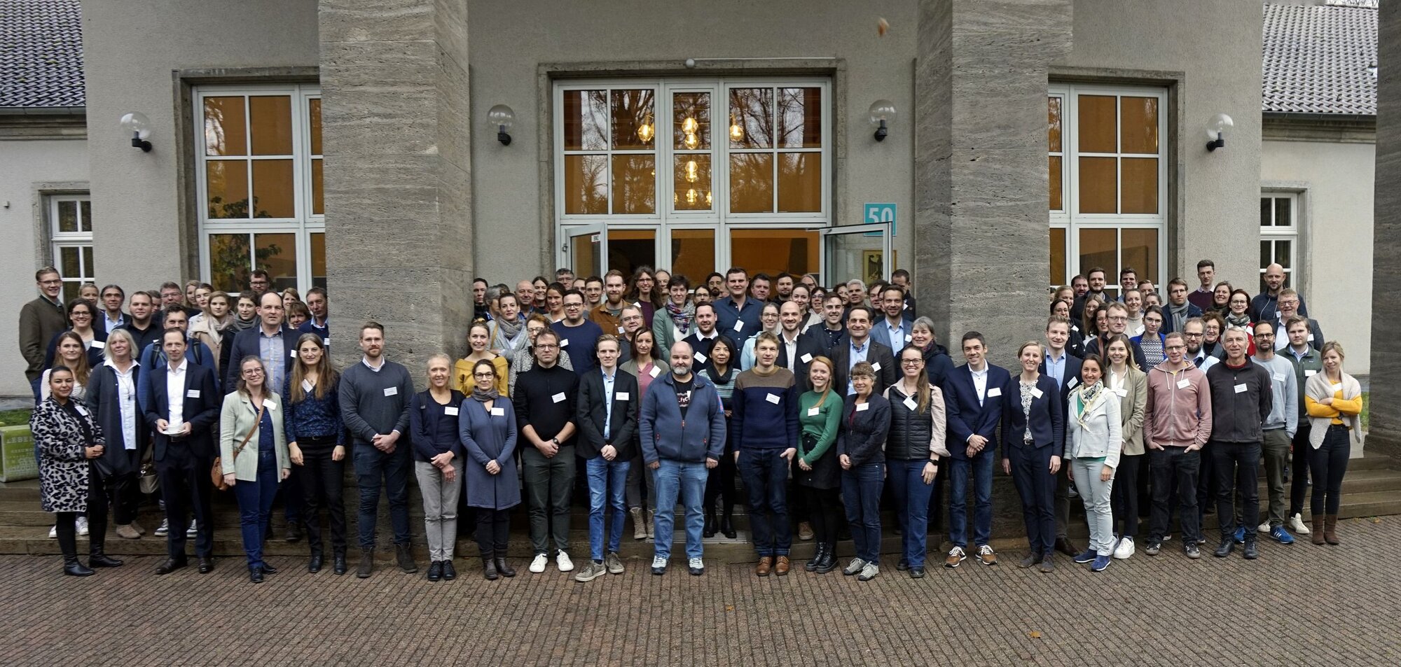 Gruppenfoto der 120 Teilnehmenden der Kuh-und-Klima-Tagung am Thünen-Institut.