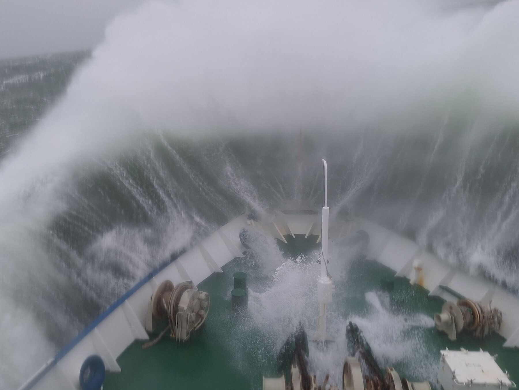 Die Wellen brechen sich am Bug.