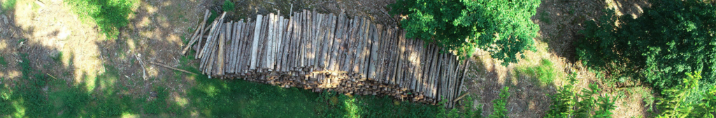 Blick von oben auf einen Holzstapel