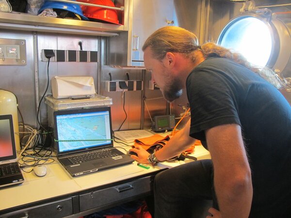 Ein Mann schaut auf eine Seekarte auf einem Computerbildschirm