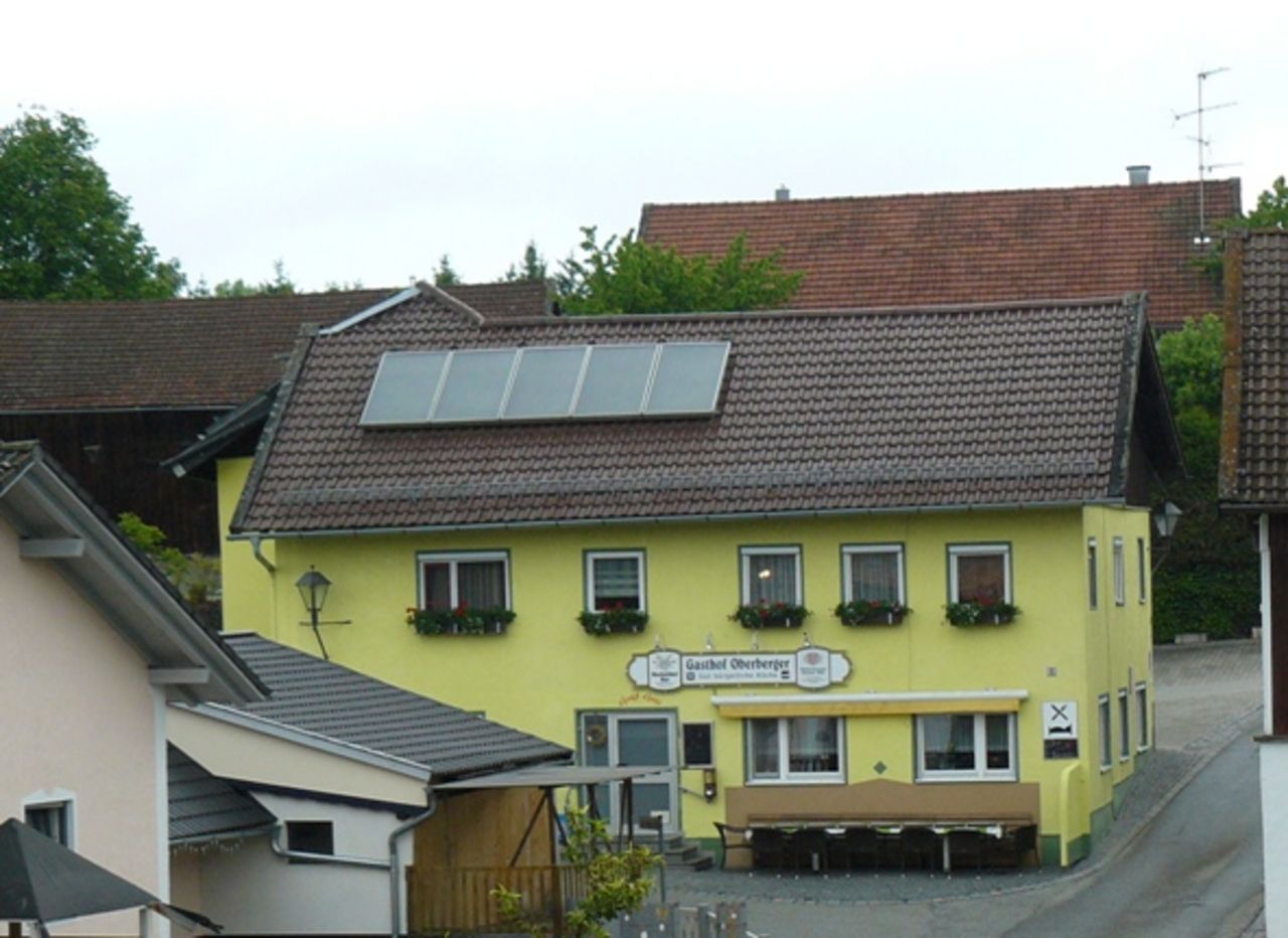 Dorfgaststätte mit Solarpanelen