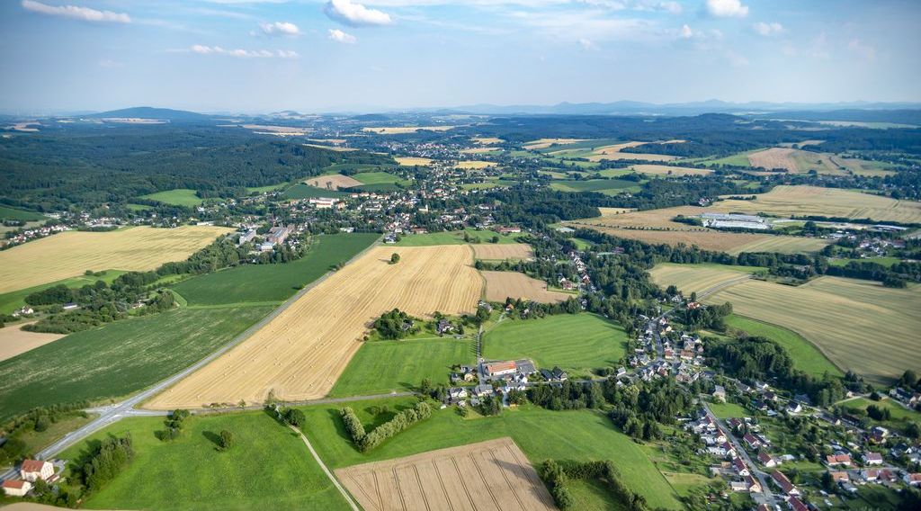 Luftaufnahme von Landschaft mit mehreren Ortschaften, Wiesen, Feldern und Wäldern