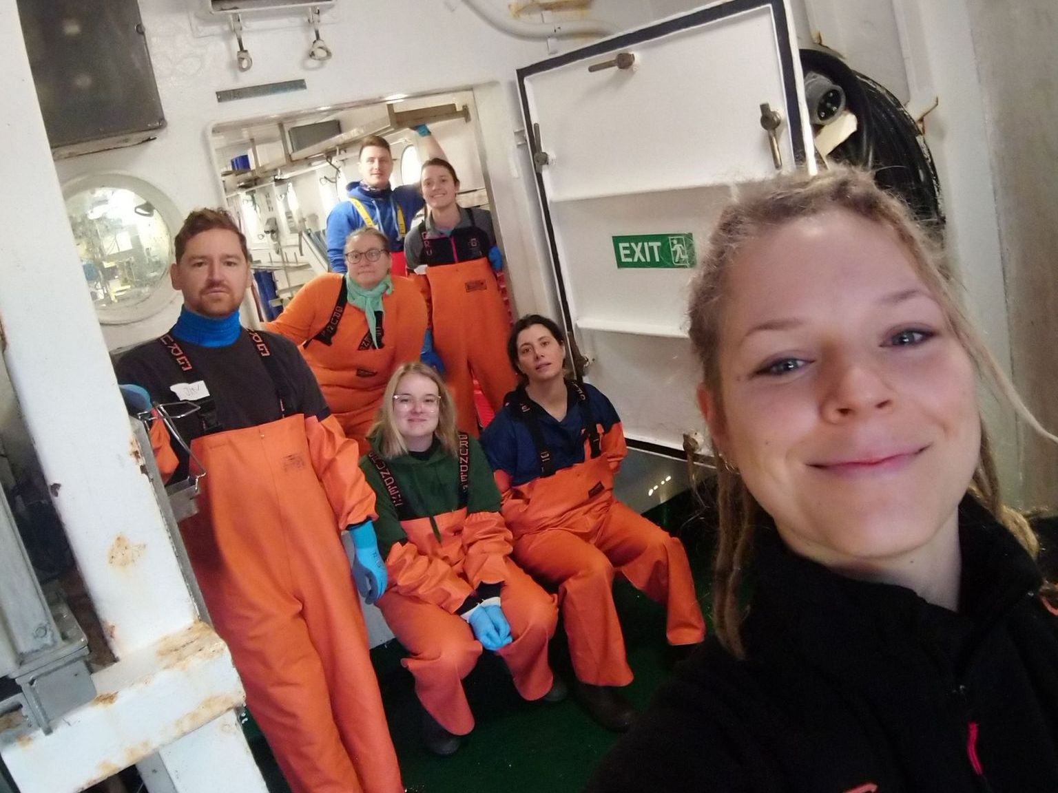 Selfie vom Team Fisch mit sieben Personen.
