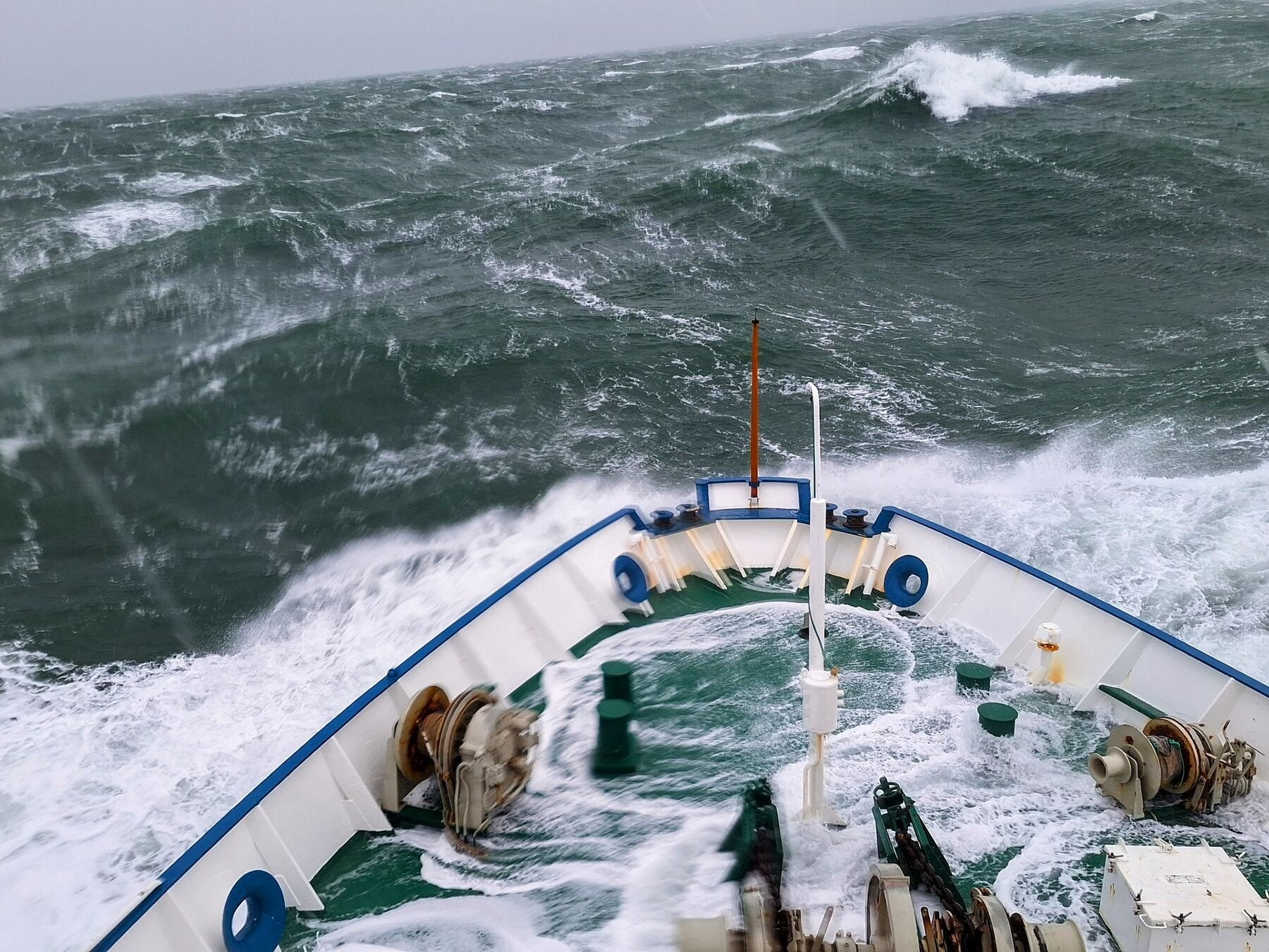 Blick auf den Bug der Dana im Sturm
