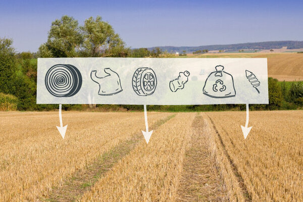 Ein Bild von einem Getreidefeld überlagert von einer Grafik, die andeutet was alles im Boden sein kann: u.a. Kleidung, Reifen, Plastikflaschen, Müllbeutel