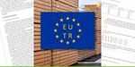 EU-Flagge (gelbe Sterne auf blauem Grund) mit der Bezeichnung EUTR (für European Union Timber Regulation) in der Mitte und im Hintergrund mehrere Dachlattenstapel