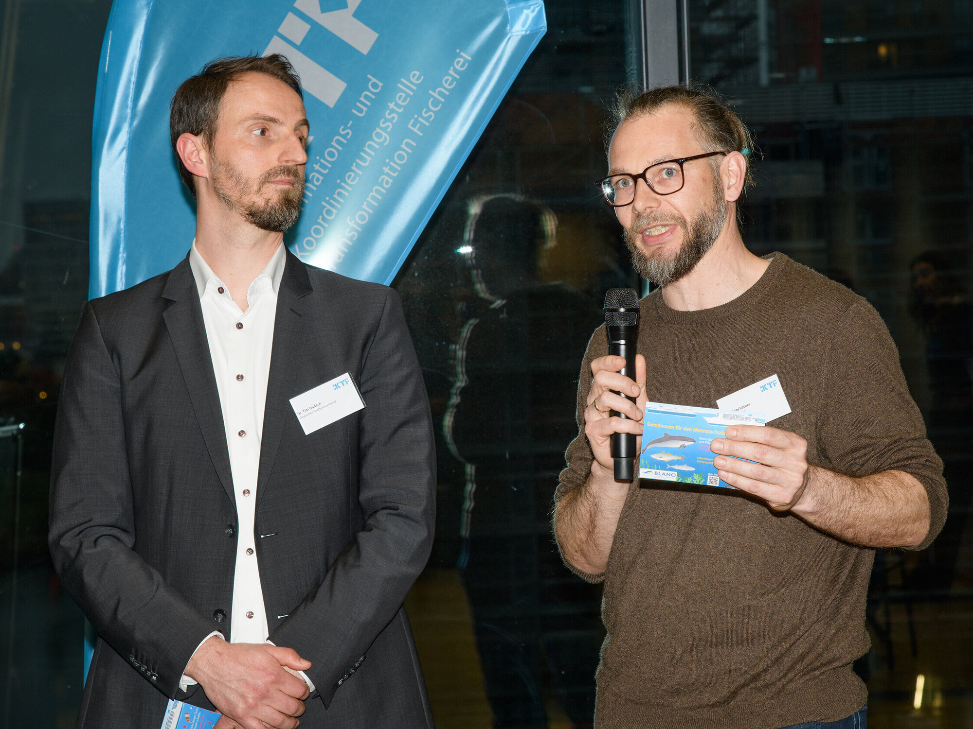 Tim Dudeck and Tobias Lasner, from the Thünen Institute, provide an insight into the debate on the fleet of the future. Two people on stage.