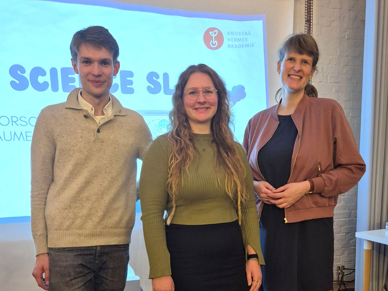 Bea Bardusch mit ihrem Juror Leon Ranscht vom Bund der Deutschen Landjugend e.V. und der Geschäftsleiterin Entwicklung Ländlicher Räume der Andreas Hermes Akademie, Mareike Meyn