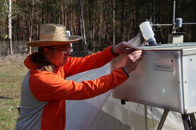 Click to zoom image Ein Mitarbeiter der Querschnittsgruppe stellt eine der Projektanlagen auf der Freifläche des Geländes vor