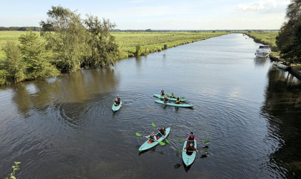mehrere Kanus auf einem Fluss