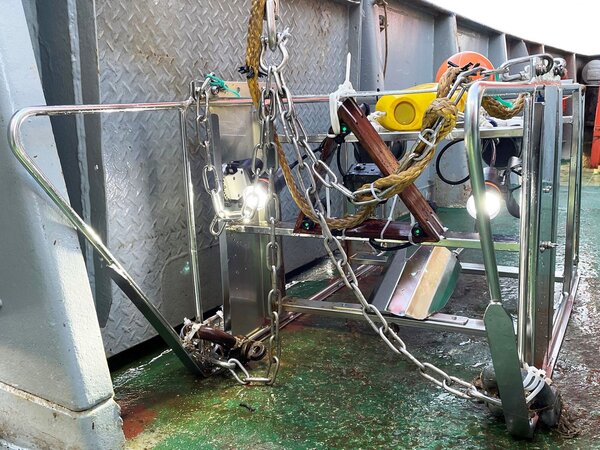 Der Video-Schlitten an Deck des Forschungsschiffes.