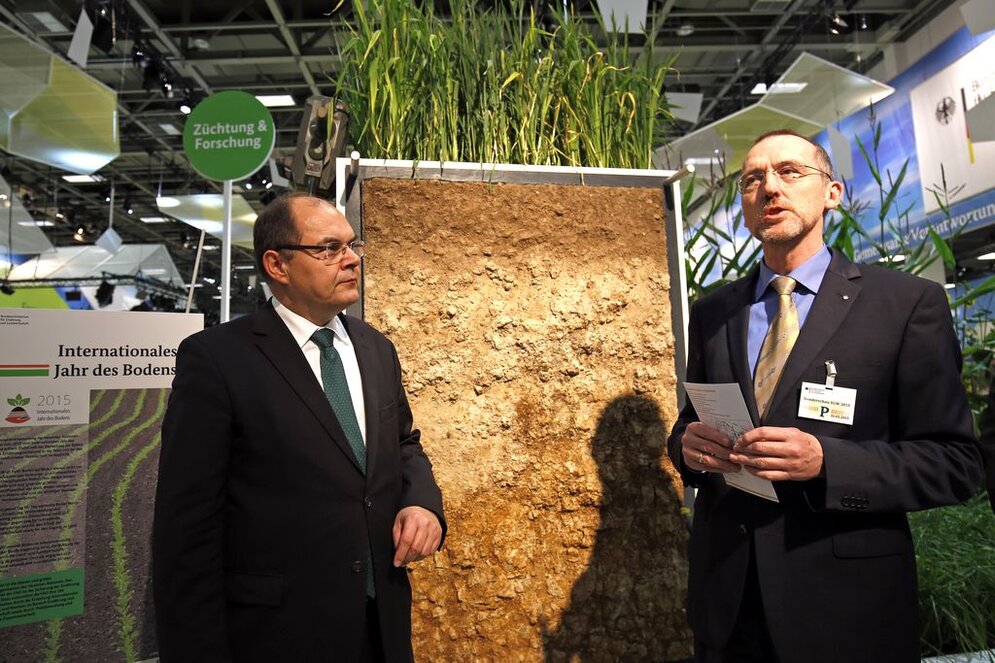 Bundeslandwirtschaftsminister Christian Schmidt auf der Grünen Woche vor einem Bodenexponat
