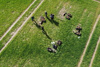 Die Teams der Bodenzustandserhebung Landwirtschaft entnehmen deutschlandweit alle acht Kilometer Bodenproben von Äckern und Weiden. Die Teams der Bodenzustandserhebung Landwirtschaft entnehmen deutschlandweit alle acht Kilometer Bodenproben von Äckern und Weiden.