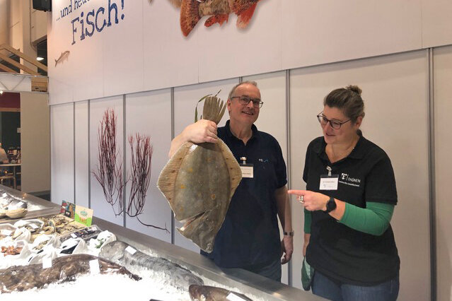 Kristina Barz und Matthias Keller präsentieren einen großen Plattfisch.