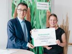 Bundeslandwirtschaftsminister Cem Özdemir überreicht Dr. Bärbel Tiemeyer die Förderurkunde