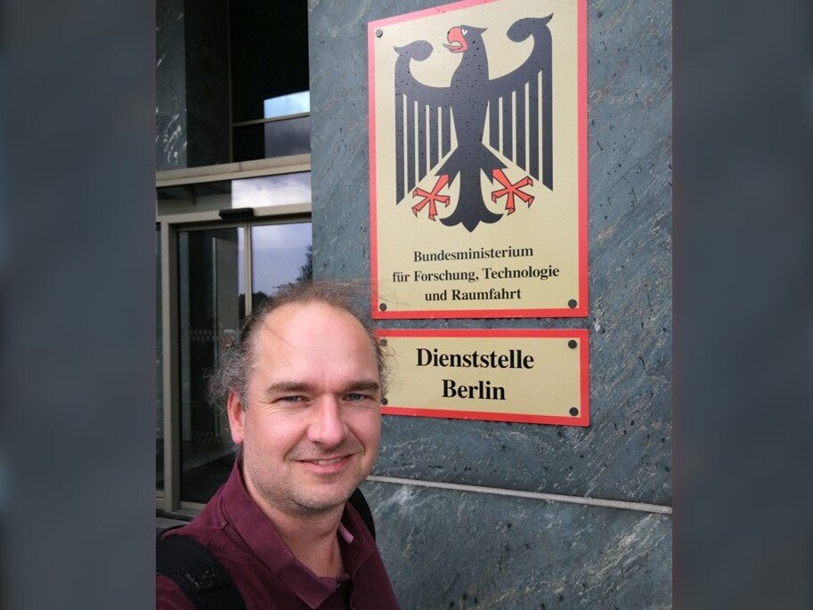 Jan Cornelius Peters vor dem neu benannten Bundesministerium für Forschung, Technologie und Raumfahrt.