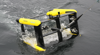Ansicht eines Geräteträgers, der bei vergleichsweise hoher Geschwindigkeit hinter einem Schiff geschleppt wird und autonom in der Wassersäule auf- und absteigen kann. Auf dem Schleppkörper können verschiedene Instrumente befestigt werden. 