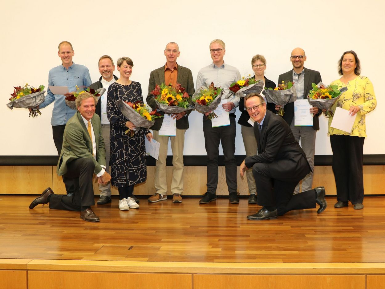 Die Preisträgerinen und Preisträger des Thünen-Forschungspreises zusammen mit dem GdF-Vorsitzenden Lorenz von Schintling-Horny und Thünen-Präsident Folkhard Isermeyer auf der Bühne des Thünen-Forums.