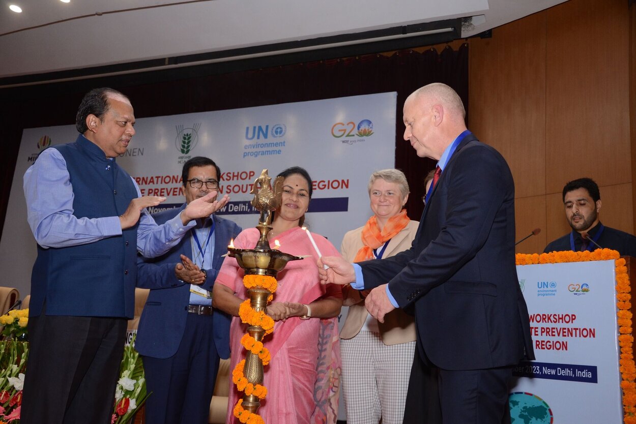 The picture shows the ceremonial opening ceremony, which began with the lighting of a lamp.
