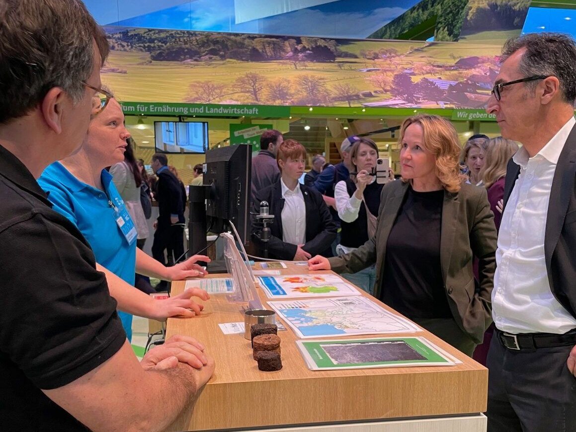 Bundesumweltministerin Steffi Lemke und Bundeslandwirtschaftsminister Cem Özdemir am Moorbodenstand des Thünen-Instituts in der BMEL-Halle.