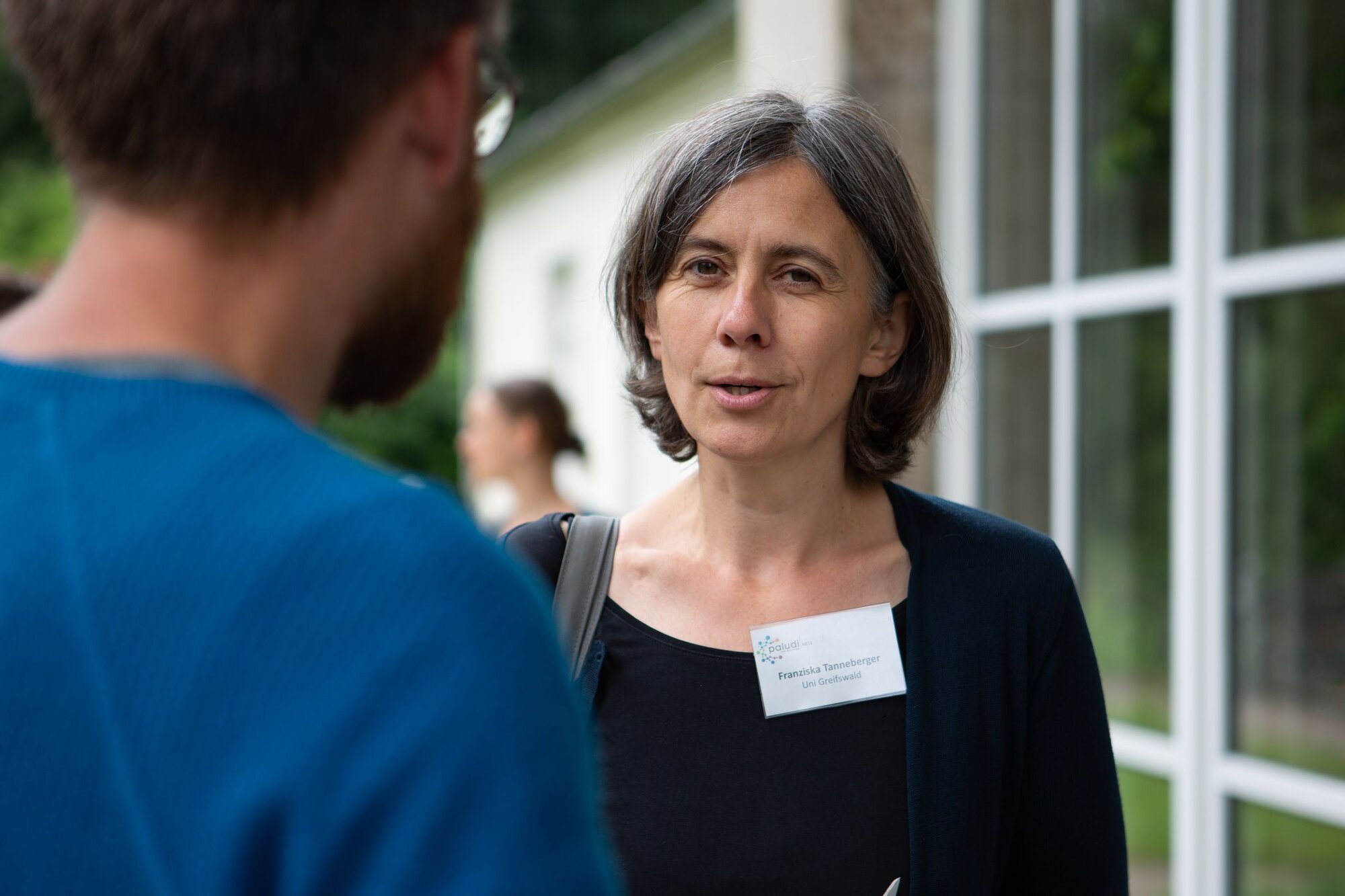 Eine Frau im Gespräch.