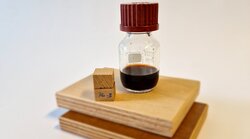 Lignin-carbonate as crosslinker for bio-based adhesives