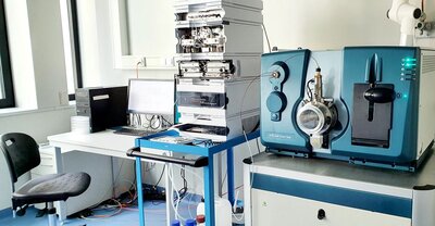 Foto von Labor-Messgerät und Arbeitsplatz