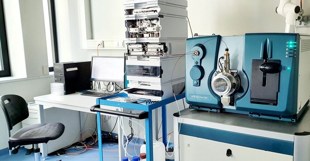 Foto von Labor-Messgerät und Arbeitsplatz