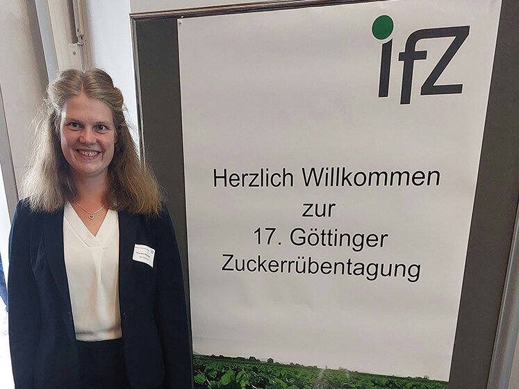 Theresa Brandes neben dem Aufsteller zur 17. Göttinger Zuckerrübentagung