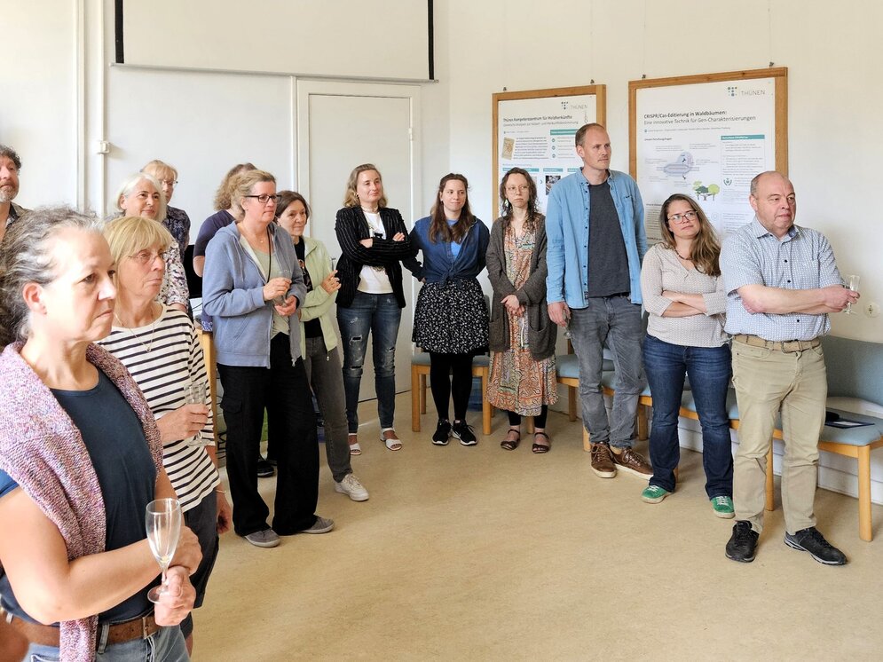 Eine Gruppe von Personen im Halbkreis