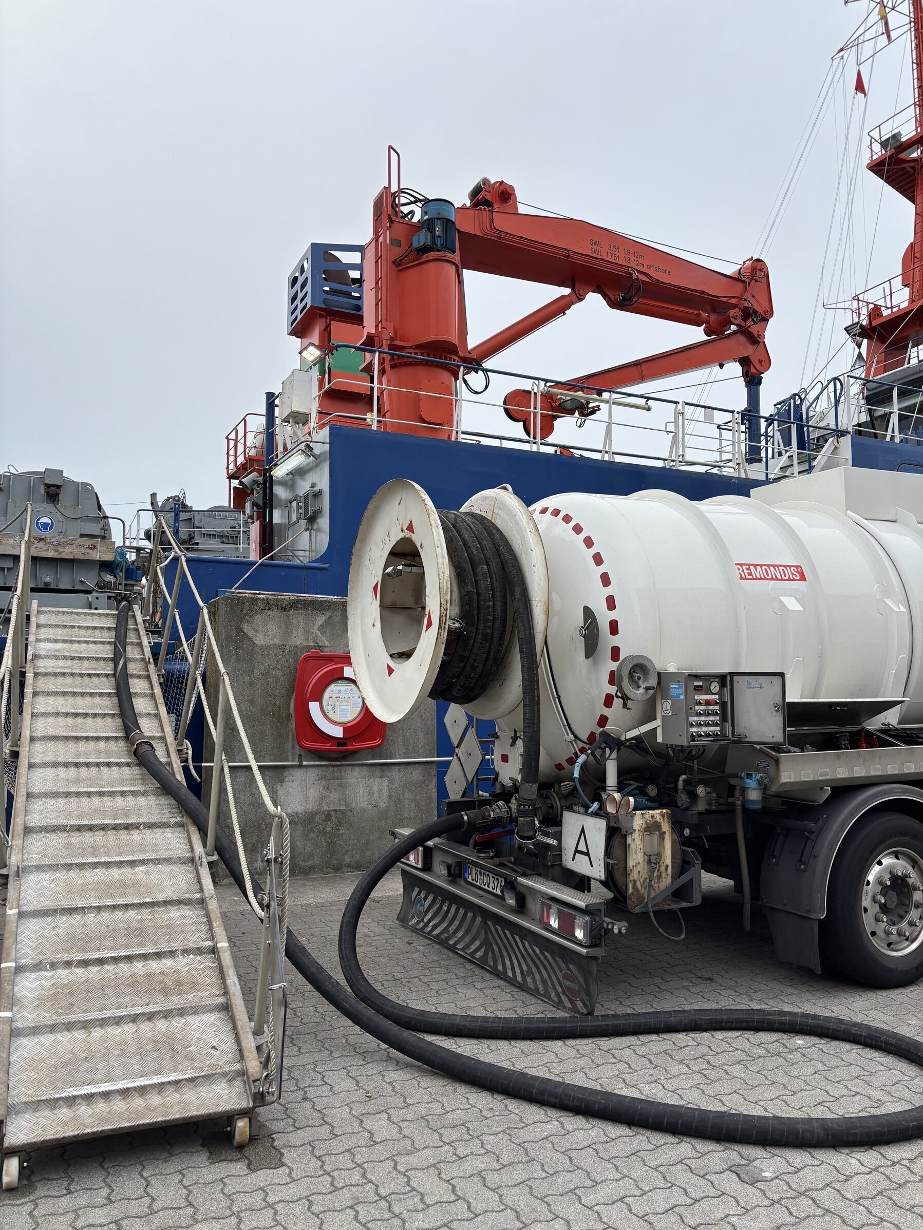 The tank of the Walther Herwig is pumped empty by a tanker lorry.