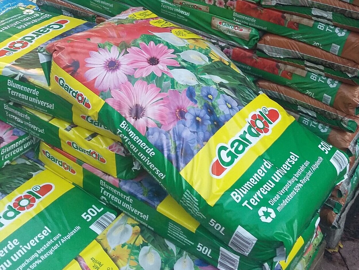 Ein Sack Blumenerde im Baumarkt.