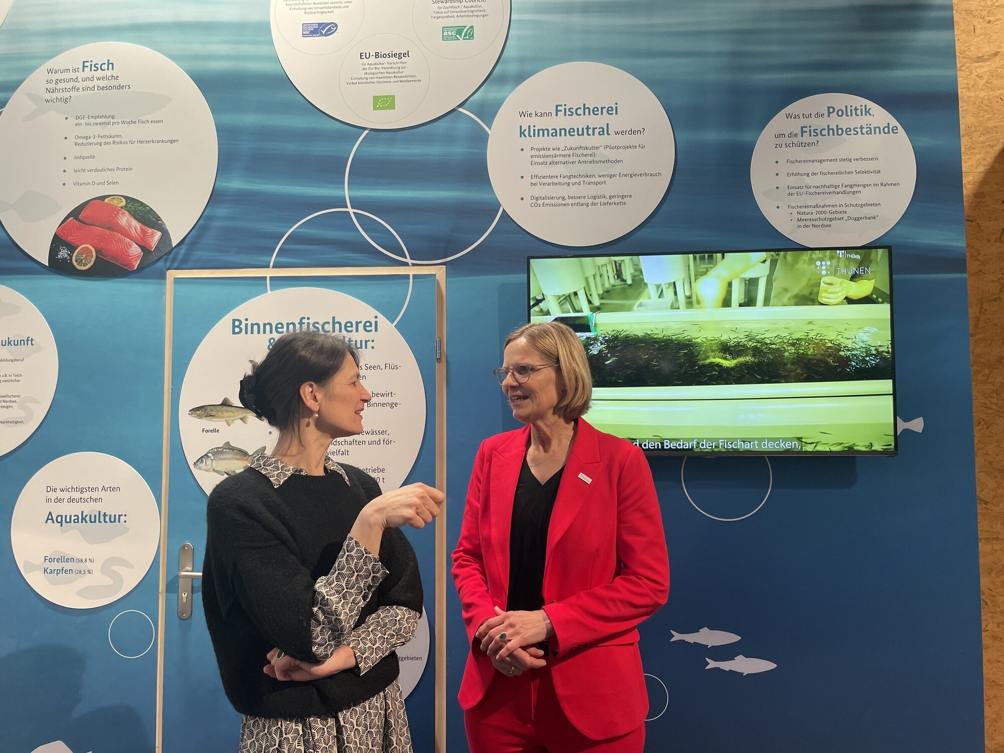 Ministerin Miriam Staudte (l.) und Thünen-Präsidentin Birgit Kleinschmit (r.) tauschen sich über künftige Forschungsvorhaben im Bereich Fischerei aus.