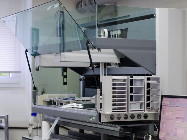 Klicken für eine Vergrösserung Labor Roboter