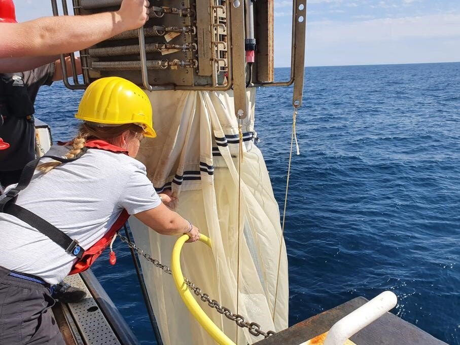 Before the net enters the ship, we have to flush it with salt water. We do this to ensure, that no organisms stay in the net and contaminate the coming hauls. Before the net enters the ship, we have to flush it with salt water. We do this to ensure, that no organisms stay in the net and contaminate the coming hauls.