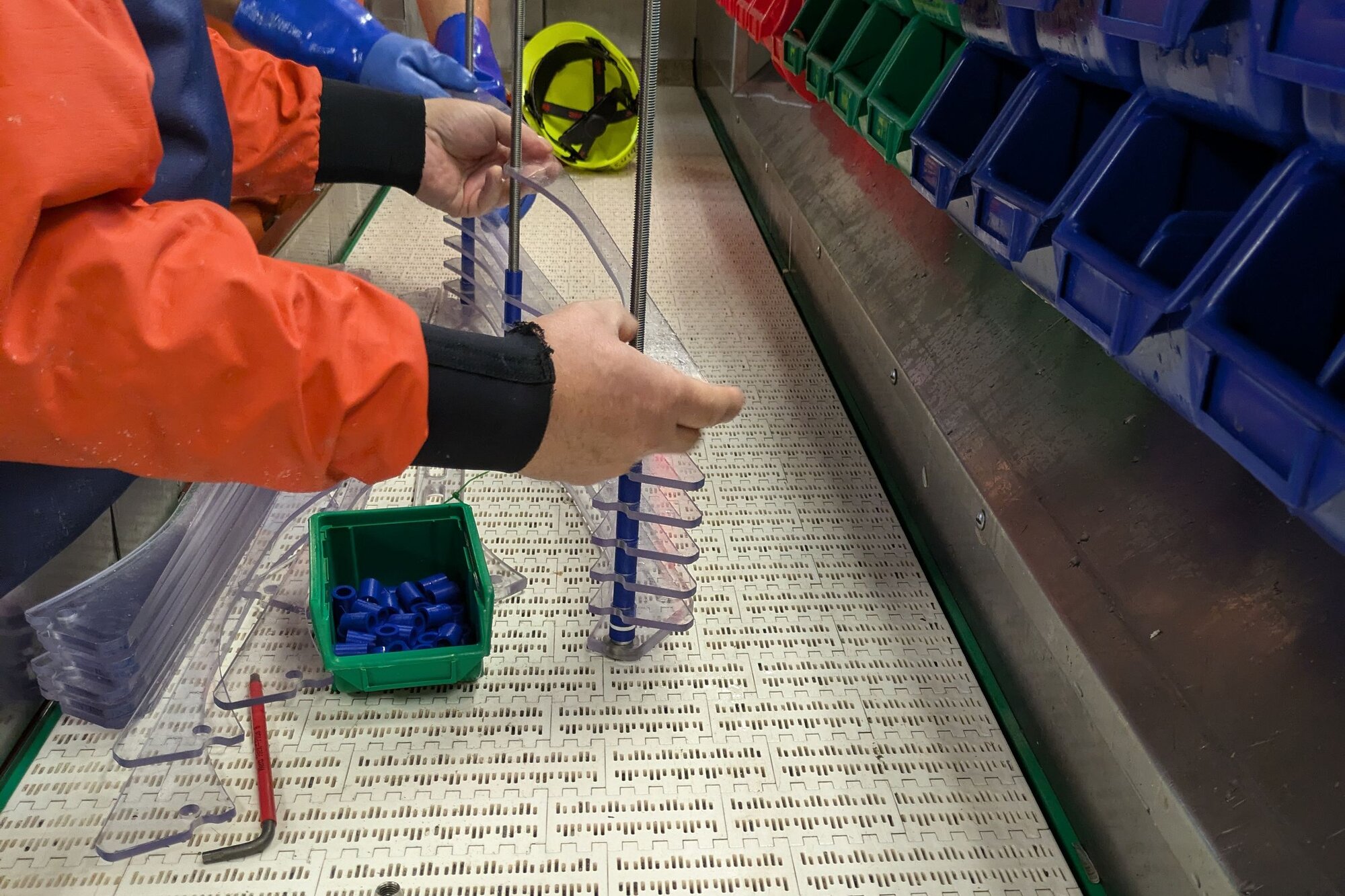 Das Gitter ist ein Baukasten, es setzt sich aus einzelnen Gitterstäben und verschiedenen Abstandshaltern zusammen. Wir haben 12, 16 und 20mm getestet. Auf langen Stangen werden die Gitterstäbe abwechselnd mit den Abstandshaltern montiert.