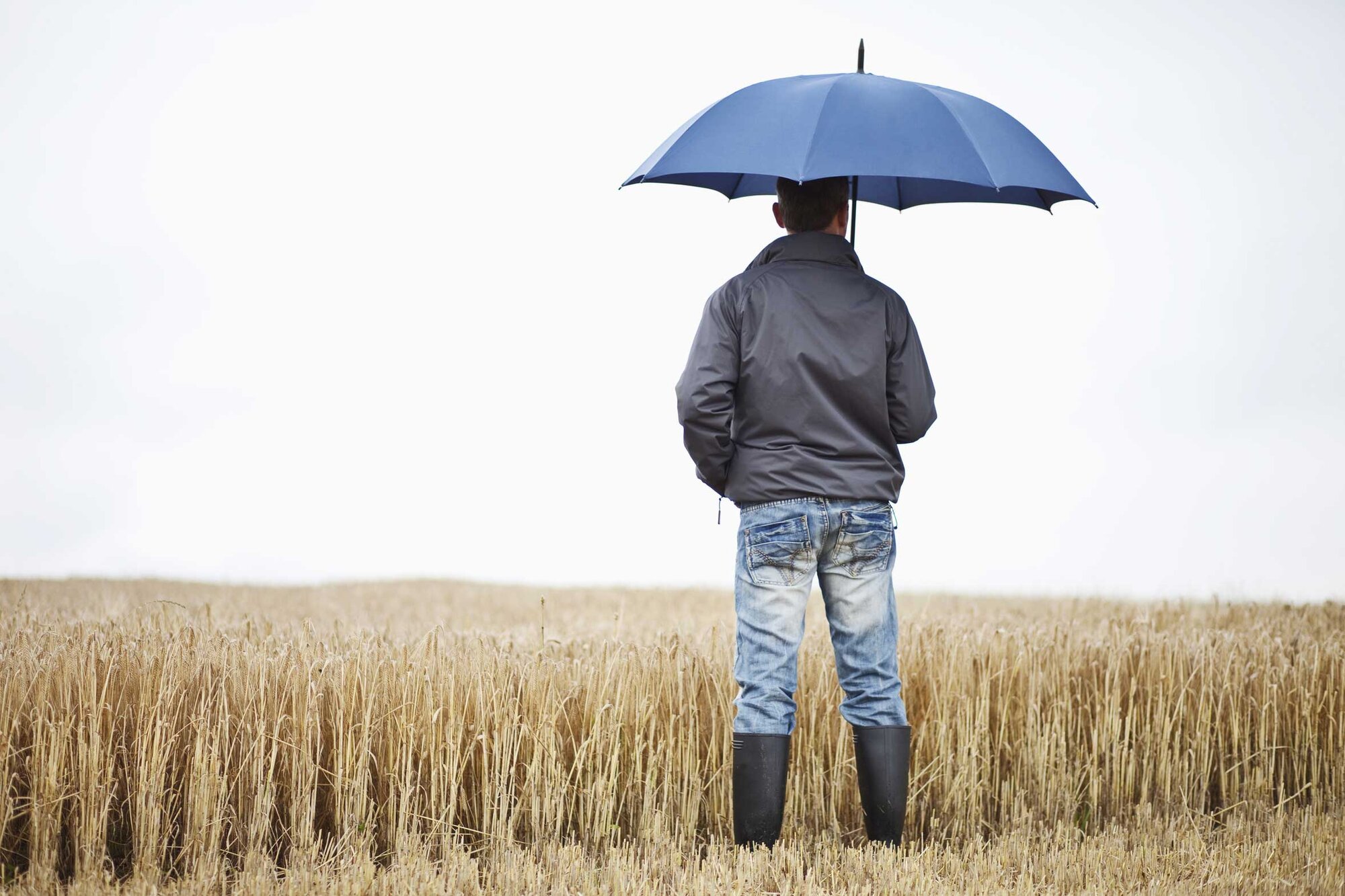 Bauer vor einem Weizenfeld