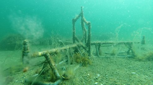 Hydrophone-Gestell auf dem Meeresgrund bewachsen mit Algen und Muscheln