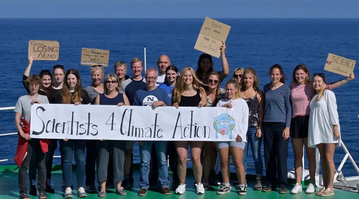 The scientific team supports the climate strike.